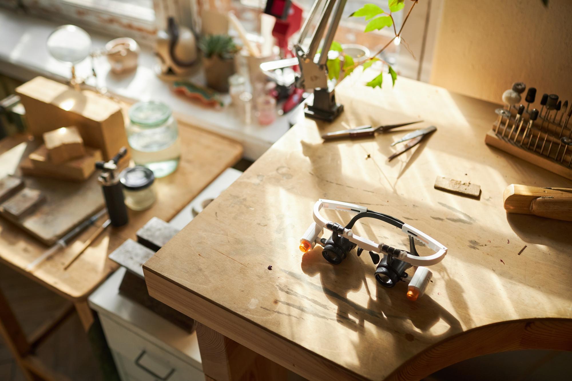 atelier workstation with threads and hoop